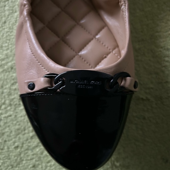 New Michael Kors Tan/Black Leather Cap Toe Logo Ballet Flats - Picture 10 of 13